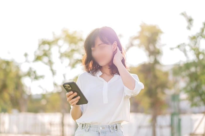 휴대전화를 보는 여성의 모습 (기사의 이해를 돕기 위한 사진) / Jirawatfoto-shutterstock.com
