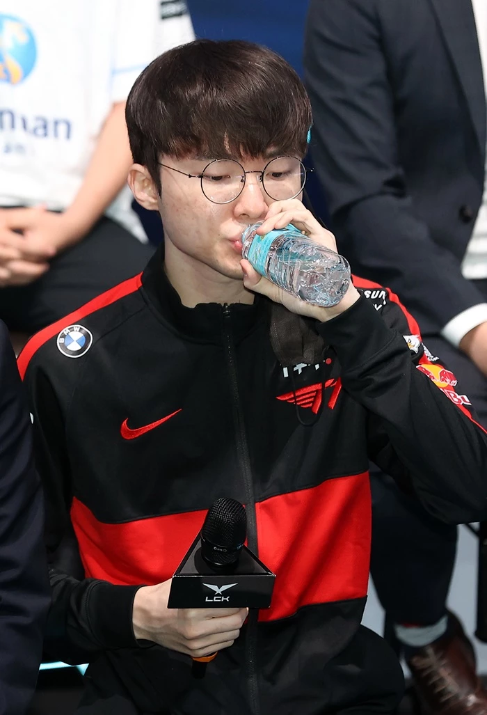 물 마시는 페이커 이상혁 선수 / 뉴스1