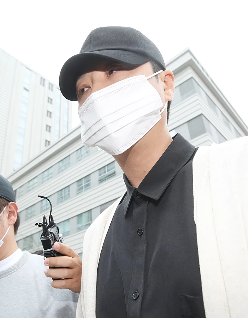 그룹 신화 멤버 신혜성이 6일 오전 서울동부지방법원에서 첫 공판을 마친 뒤 법정을 나서고 있다. / 이하 뉴스1