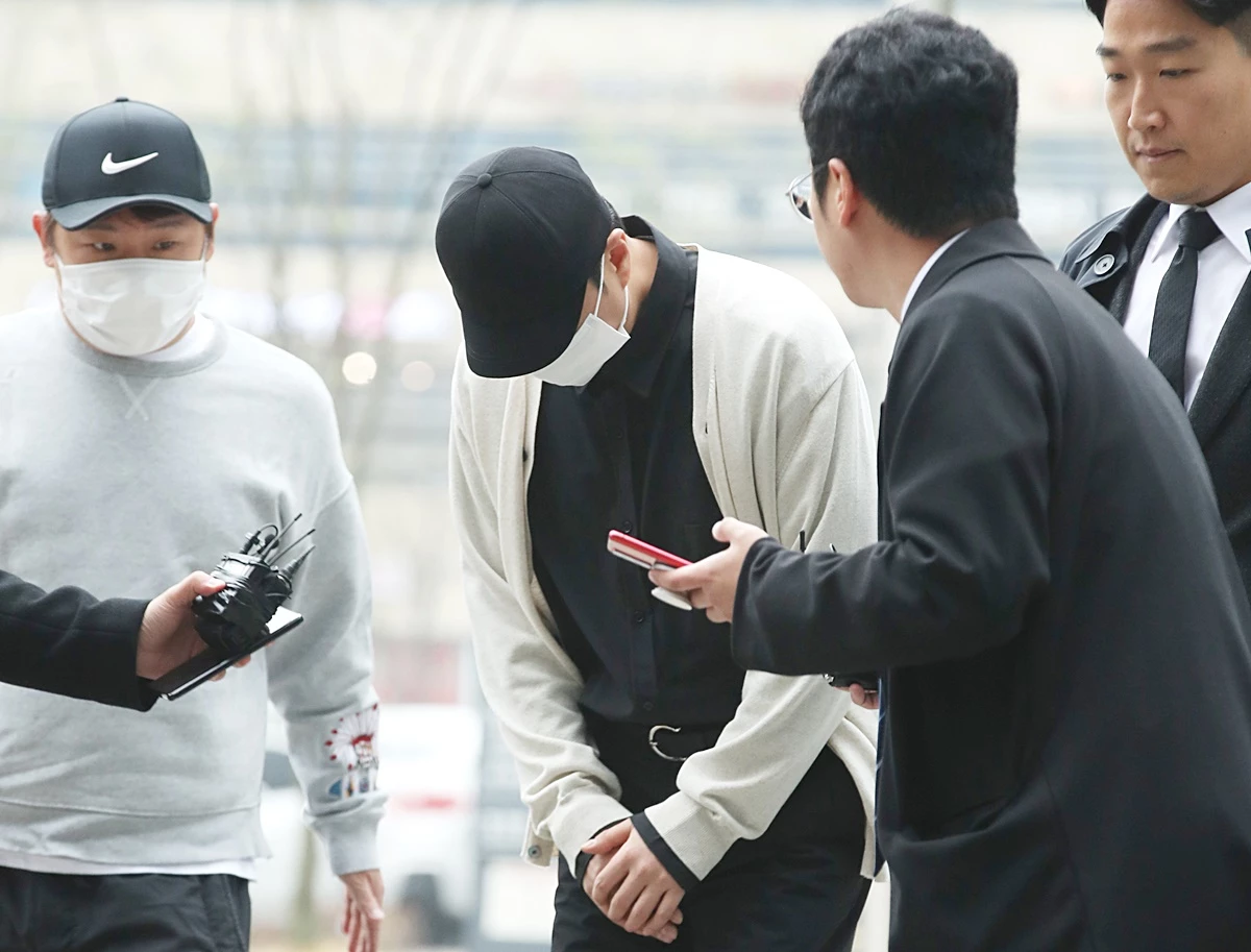 고개를 숙이는 신혜성