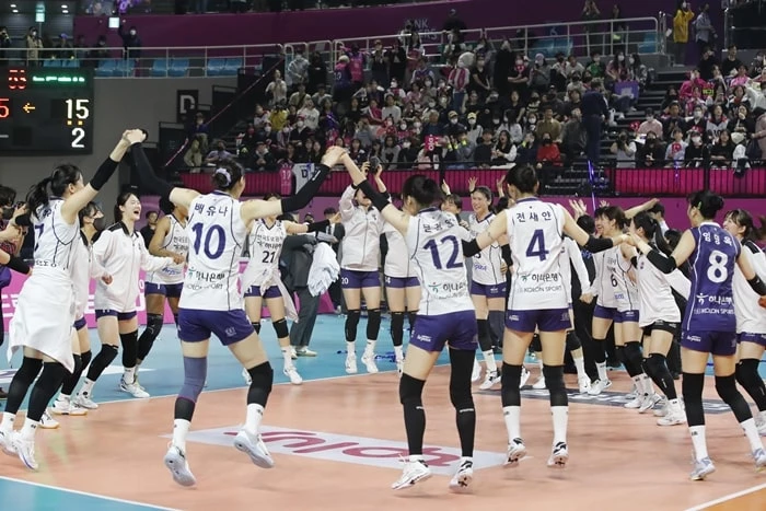 이하 한국도로공사 선수들이 6일 오후 인천 부평구 삼산월드체육관에서 흥국생명을 꺾고 우승을 확정 지은 뒤 세레머니를 하고 있다. / 이하 뉴스 1