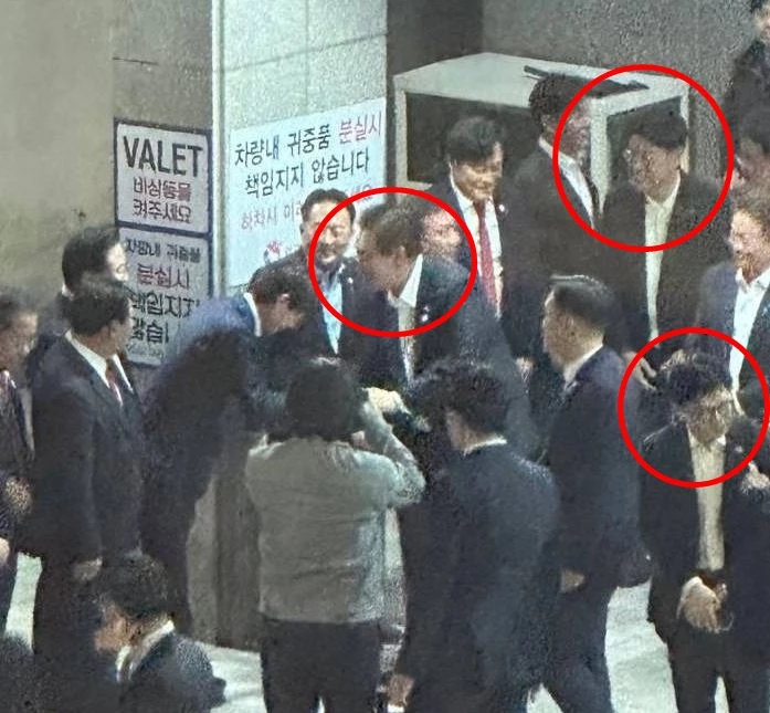 지난 6일 윤 대통령이 부산 한 횟집 앞에서 각 부처 장관과 여당 의원, 시도지사 등과 인사를 나누고 있다. / 이하 온라인 커뮤니티 '인스티즈'