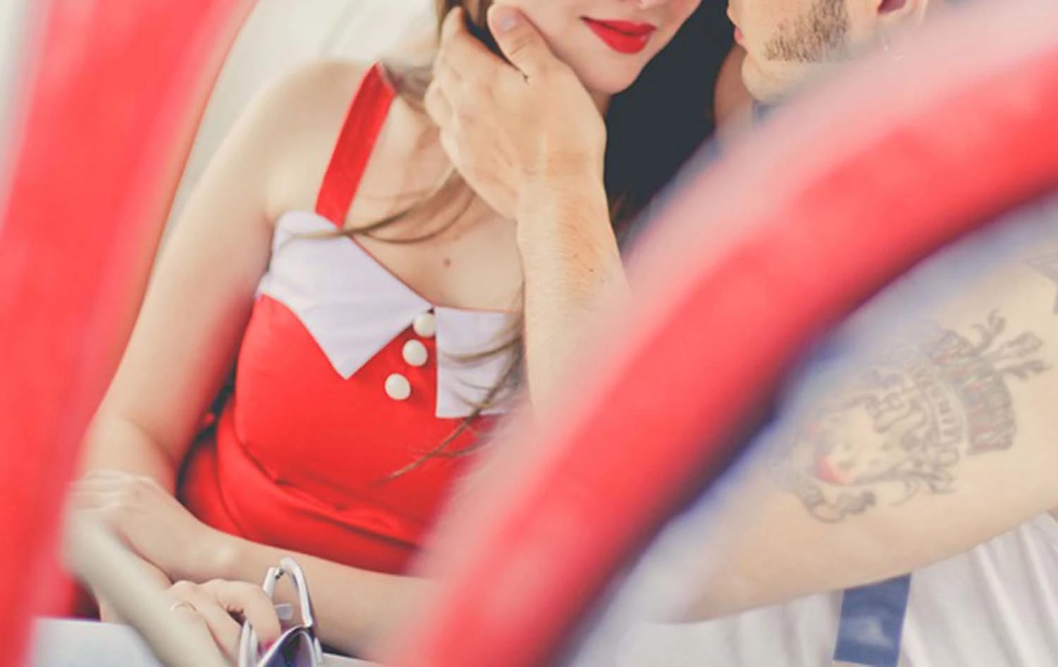 자동차 안에서 키스하는 커플. / 픽사베이