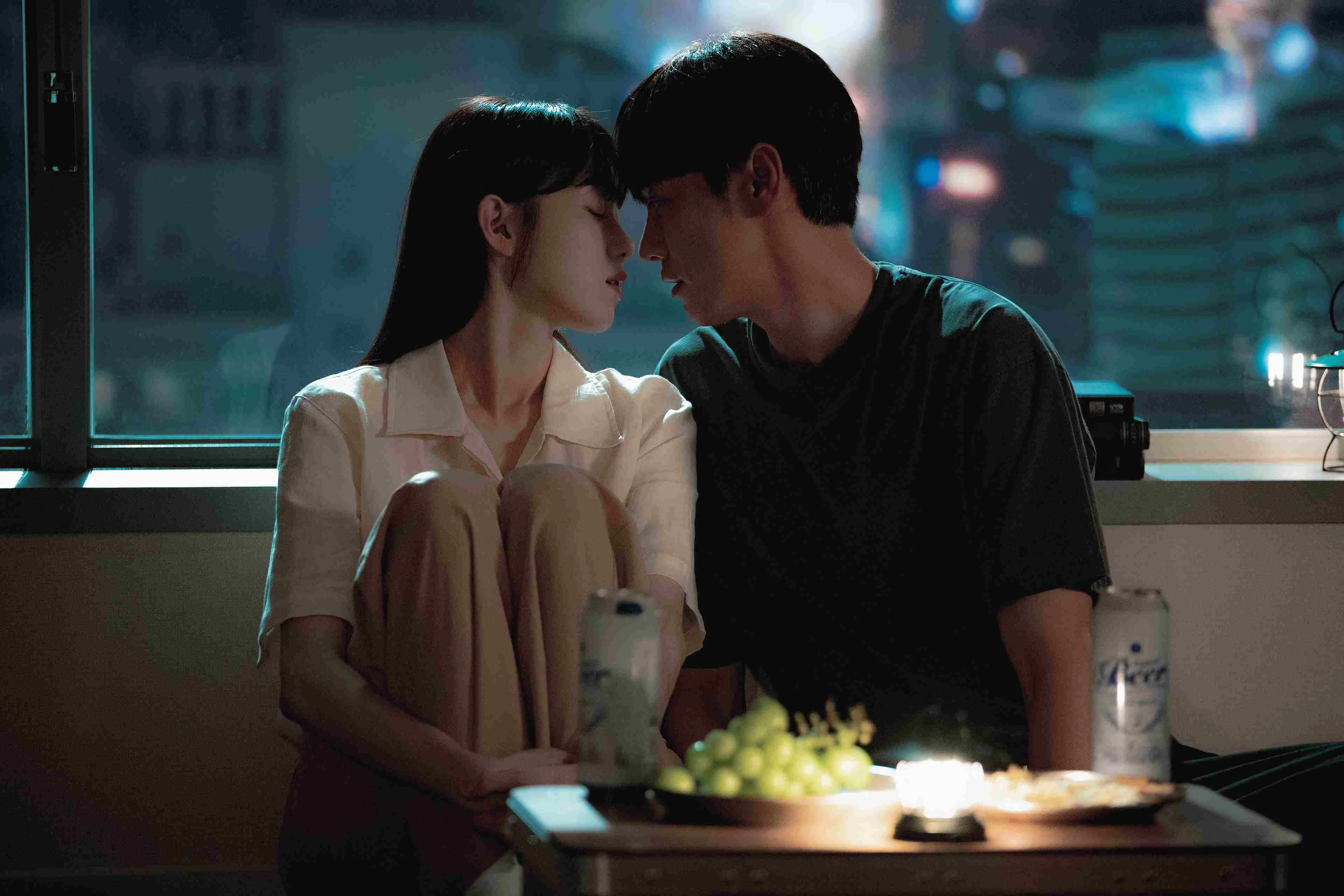 다음은 디즈니+ '사랑이라 말해요' 스틸 속 이성경, 김영광의 모습이다.