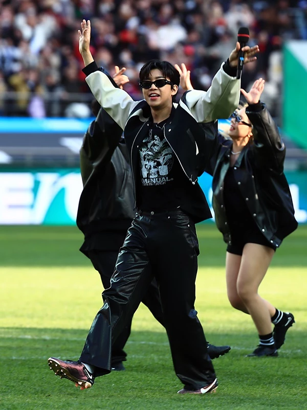 임영웅이 8일 오후 마포구 상암동 서울월드컵경기장에서 열린 2023 하나원큐 K리그1 6라운드 FC서울과 대구FC의 경기 하프타임에 팬들을 위한 공연을 펼치고 있다. / 뉴스1