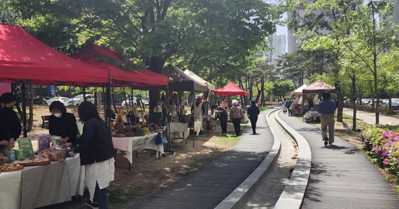 평생학습원 여성문화관 수강생 및 학습동아리 회원들이 핸드메이드 제품을 손수 제작·판매하는 소소마켓 판매 현장 / 포항시 제공