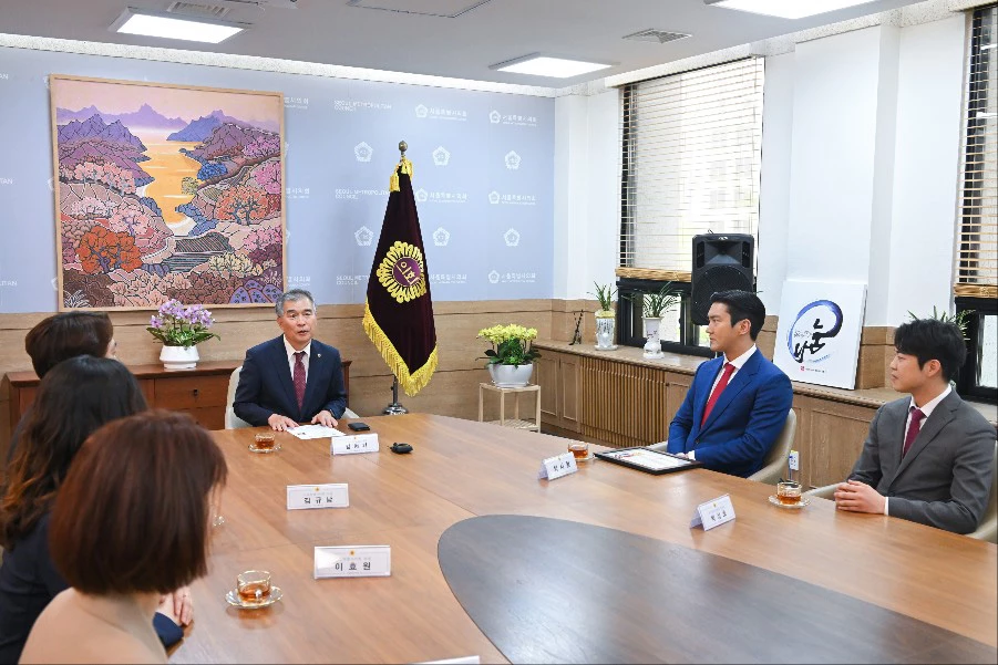 이야기를 나누고 있는 서울특별시의회 김현기 의장과(왼쪽에서 네 번째) 배우 최시원(오른쪽에서 두 번째), 그리고 서울특별시의회 의원들 / 서울특별시의회