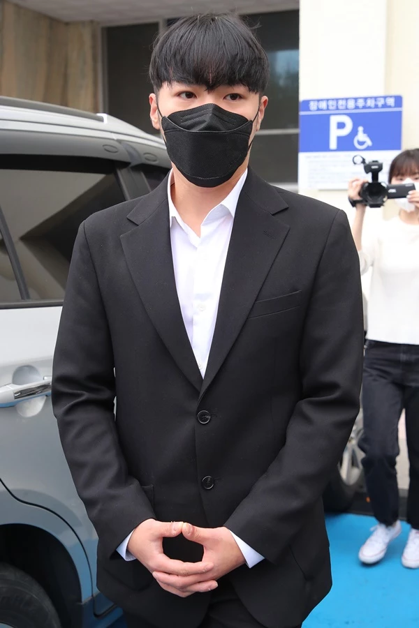 휘성이 대구지법에서 열린 항소심 재판을 마친 뒤 법원을 떠나고 있다. / 뉴스1