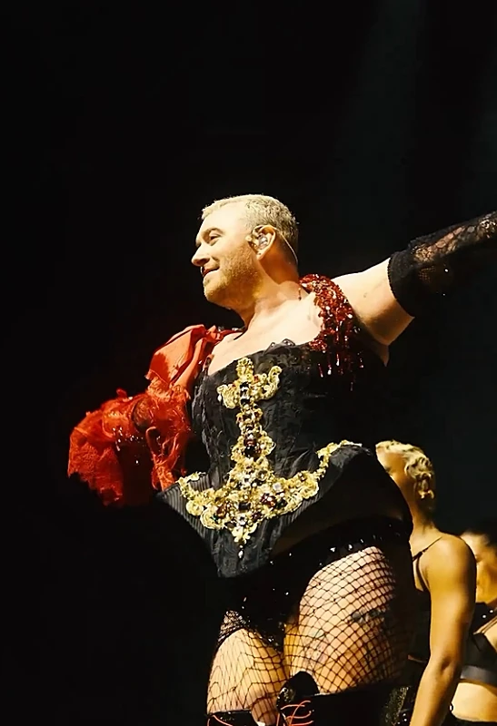 해외 투어 공연을 시작한 지난 12일(현지 시각) 샘 스미스가 무대에서 입은 의상