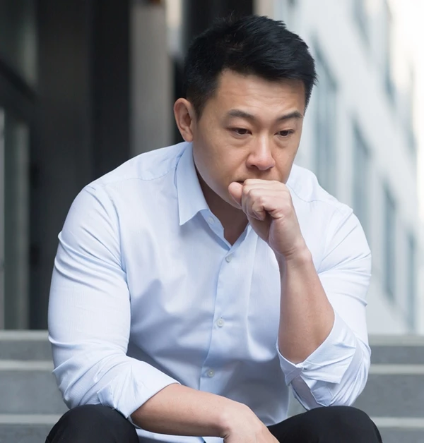 심각한 고민에 빠진 남성 (참고 사진) /이하 voronaman-shutterstock.com