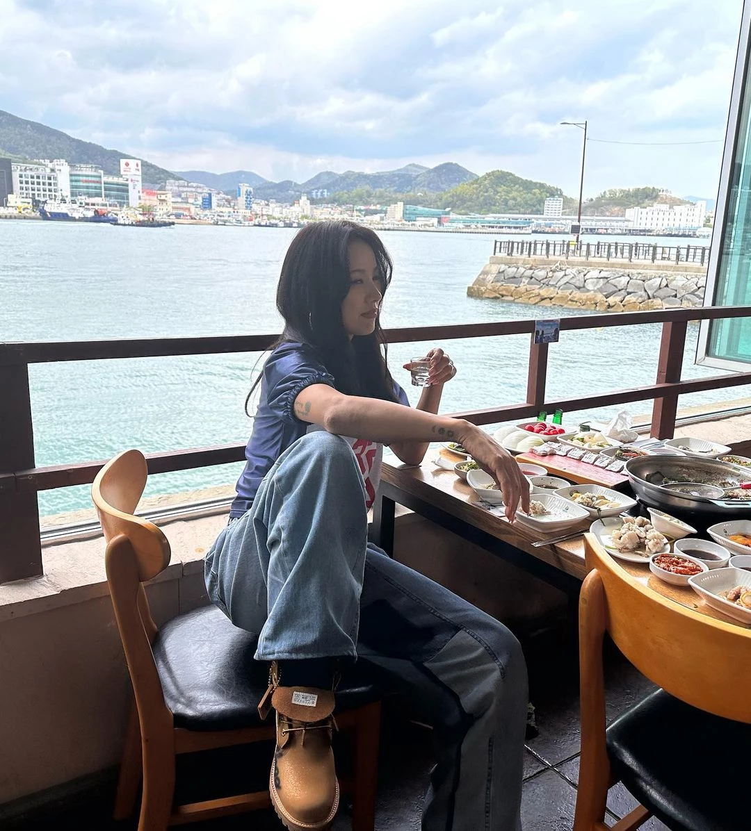 횟집에서 소주를 마시는 이효리