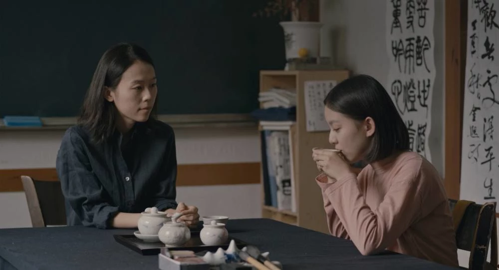 '벌새' 스틸컷. 영지를 연기한 김새벽(왼쪽).