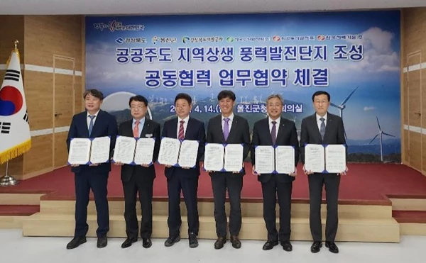 (왼쪽부터) 이재혁 경상북도개발공사 사장, 손병복 울진군수, 이철우 경상북도 도지사, 김영문 동서발전 사장, 박상형 한국수력원자력 부사장, 김일배 한국전력기술 부사장   / 사진제공=동서발전