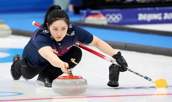 김경애가 2022 베이징 동계올림픽 한국과 스웨덴 경기에서 스톤을 던지고 있다. / 뉴스 1