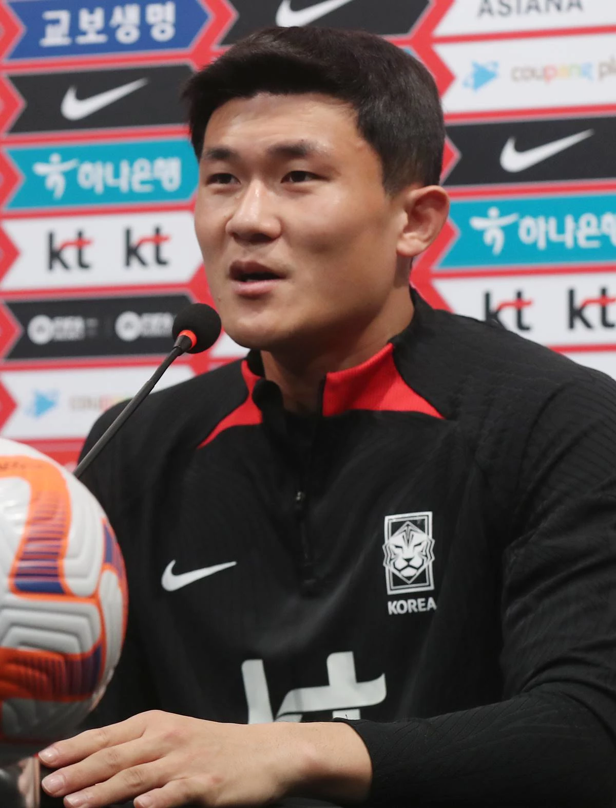 대한민국 축구 국가대표팀 김민재가 지난달 27일 오후 경기도 파주 축구국가대표트레이닝센터(NFC)에서 열린 기자회견에서 취재진의 질문에 답하고 있다.  / 이하 뉴스1