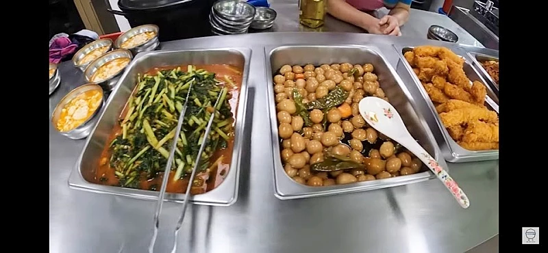 한 중소기업 구내식당 메뉴가 17일 더쿠 등 온라인 커뮤니티에 공유돼 화제에 올랐다. 사진은 해당 중소기업에서 9년째 근무 중인 직장인이 유튜브에 올린 영상을 캡처한 것. / 이하 더쿠-유튜브 '세끼'