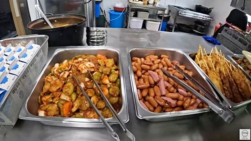오이무침, 비엔나소세지 볶음, 어묵바 등 메뉴