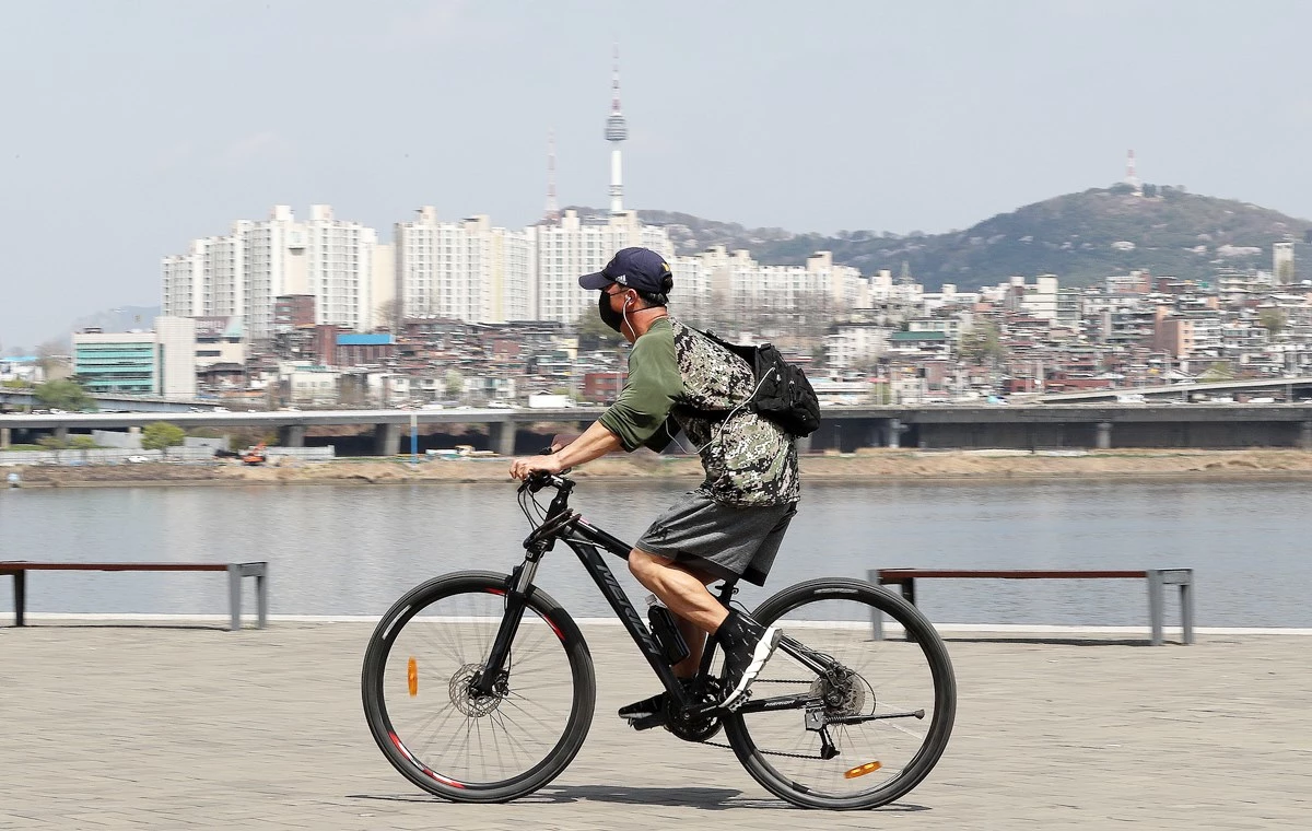 반소매를 입은 시민들 자료 사진