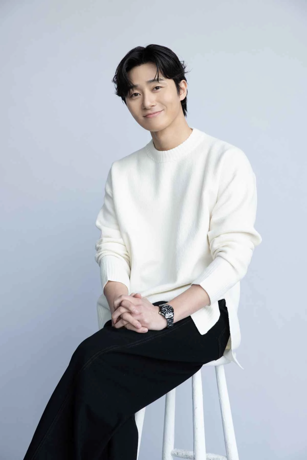 2023년 4월 18일 서울 종로구 소격동의 한 카페에서 위키트리와 인터뷰를 진행한 박서준이 사진 촬영을 위해 포즈를 취하고 있다. / 이하 어썸이엔티