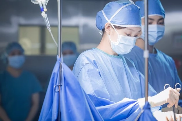 수술하는 연기를 능숙히 잘하고 있는 배우 이성경 극 중 이은재로 분한 모습