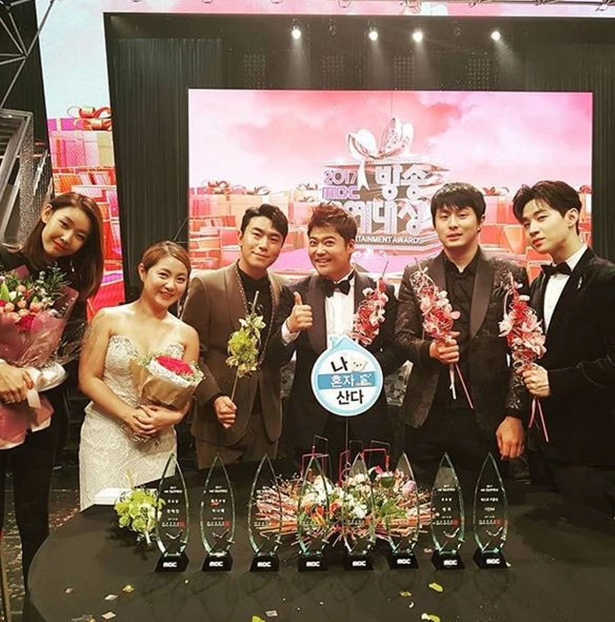 MBC '나 혼자 산다'에서 함께 호흡을 맞췄던 멤버들. 한혜진, 박나래, 이시언, 전현무, 기안84, 헨리 / 전현무 인스타그램