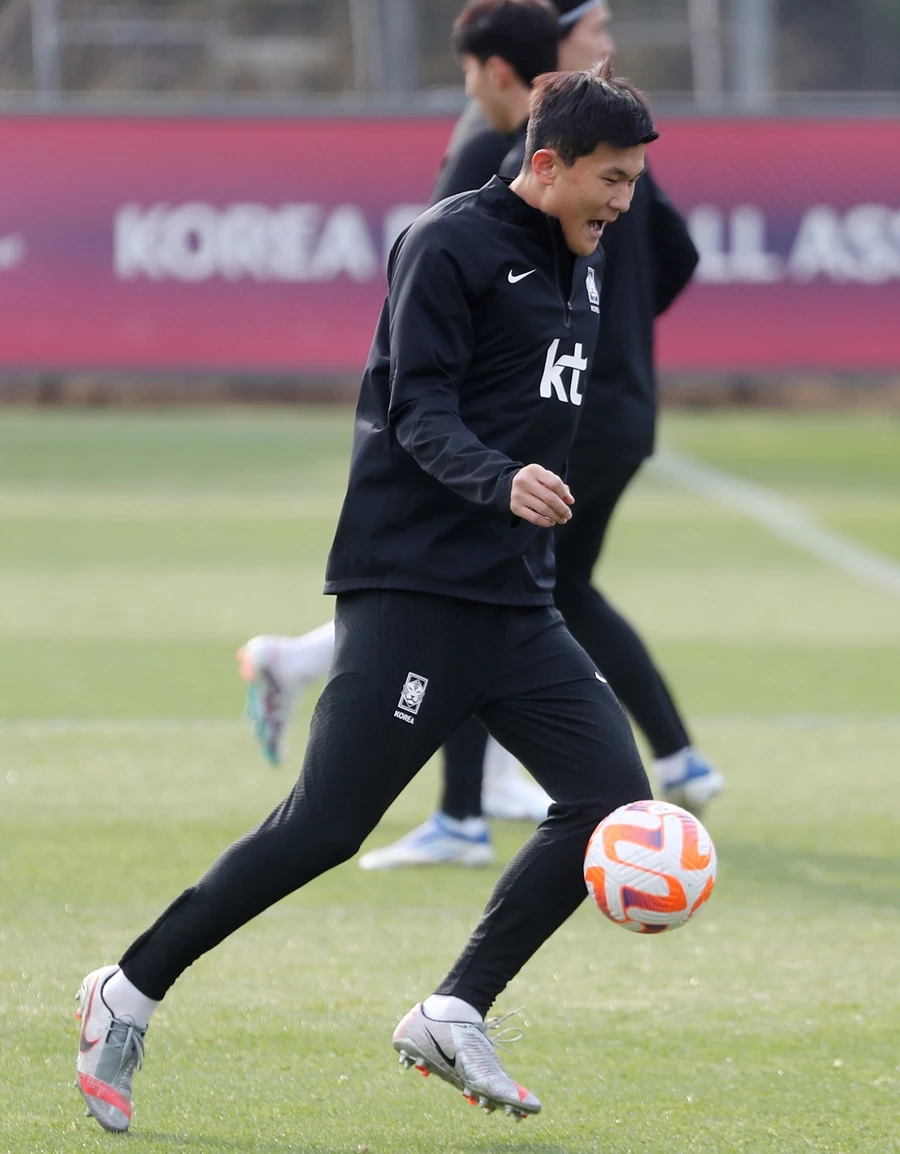 김민재가 지난달 27일에 경기도 파주 축구 국가대표 트레이닝센터(NFC)에서 우루과이전을 앞두고 훈련하고 있다. / 이하 뉴스1