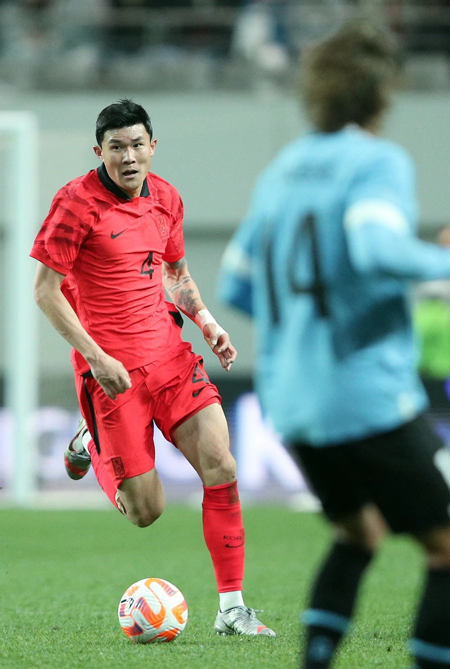 김민재가 지난달 28일에 마포구 상암동 서울월드컵경기장에서 열린 축구 국가대표 평가전 대한민국과 우루과이의 경기에서 상대 문전을 향해 드리블하고 있다.