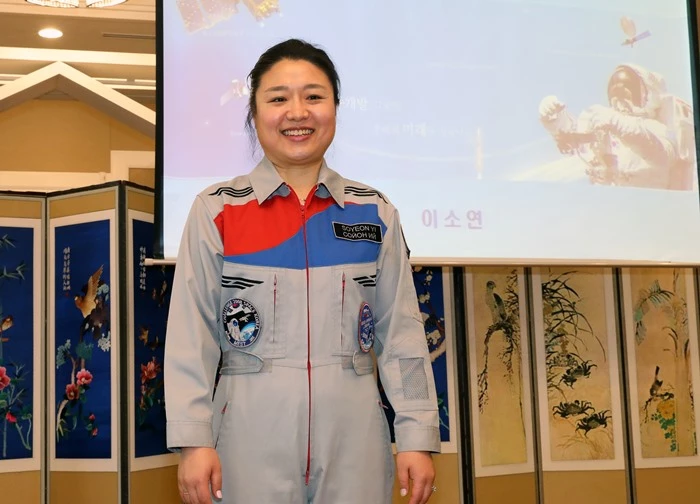한국 최초의 우주인 이소연 박사가 2019년 4월 17일 서울 여의도 국회에서 '우주 산업의 현재와 전망'을 주재로 강연하기 위해 태극 문양이 새겨진 복장을 착용했다. / 뉴스1