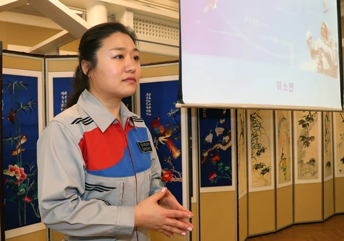 한국 최초의 우주인 이소연 박사가 2019년 4월 17일 서울 여의도 국회에서 '우주 산업의 현재와 전망'을 주재로 강연하기 위해 태극 문양이 새겨진 복장을 착용했다. / 뉴스1