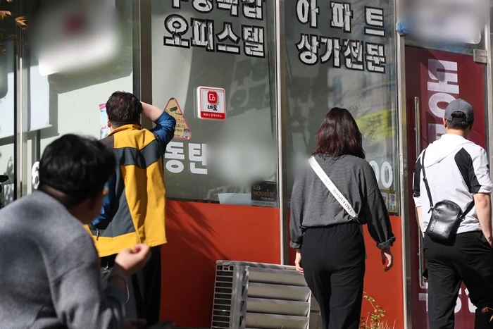 경기 화성시 동탄신도시에서 대규모 전세 사기 의심 신고가 접수돼 경찰이 수사에 나섰다. 동탄신도시와 인근 병점·수원 등에 오피스텔 250여채를 보유한 부부가 파산해 전세금을 돌려받지 못할 처지에 놓였다는 신고다. 경기 화성동탄경찰서는 최근 동탄신도시 주민 다수로부터 이러한 신고를 접수해 수사에 착수했다고 19일 밝혔다. 사진은 이날 오후 전세사기 피해자들이 신고한 공인중개사무소의 모습. 2023.4.19 / 뉴스1