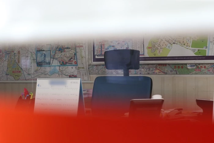 경기 화성시 동탄신도시에서 대규모 전세 사기 의심 신고가 접수돼 경찰이 수사에 나섰다. 동탄신도시와 인근 병점·수원 등에 오피스텔 250여채를 보유한 부부가 파산해 전세금을 돌려받지 못할 처지에 놓였다는 신고다. 경기 화성동탄경찰서는 최근 동탄신도시 주민 다수로부터 이러한 신고를 접수해 수사에 착수했다고 19일 밝혔다. 사진은 이날 오후 전세사기 피해자들이 신고한 공인중개사무소의 모습. 2023.4.19 / 뉴스1