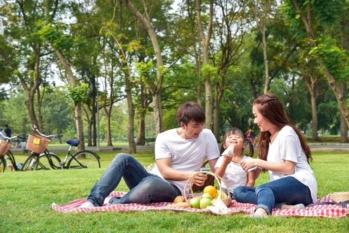 공원에서 피크닉 중인 가족들의 자료 사진 / People Image Studio-Shutterstock.com