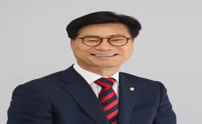 김영식 의원( 경북 구미시을 , 국민의힘 )은 지난 19일 정보접근성이 보장된 무인 정보단말기( 이하 키오스크 )의 우선구매 제도를 민간까지 확대하는 「 지능정보화 기본법 일부개정법률안 」 을 발의했다고 밝혔다 . / 김영식의원실