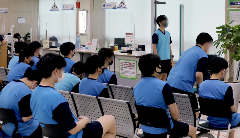산업기능요원으로 일한 청년들이 복무 무효 처분을 받았다. 사진은 2023년도 병역판정검사 모습. / 뉴스1