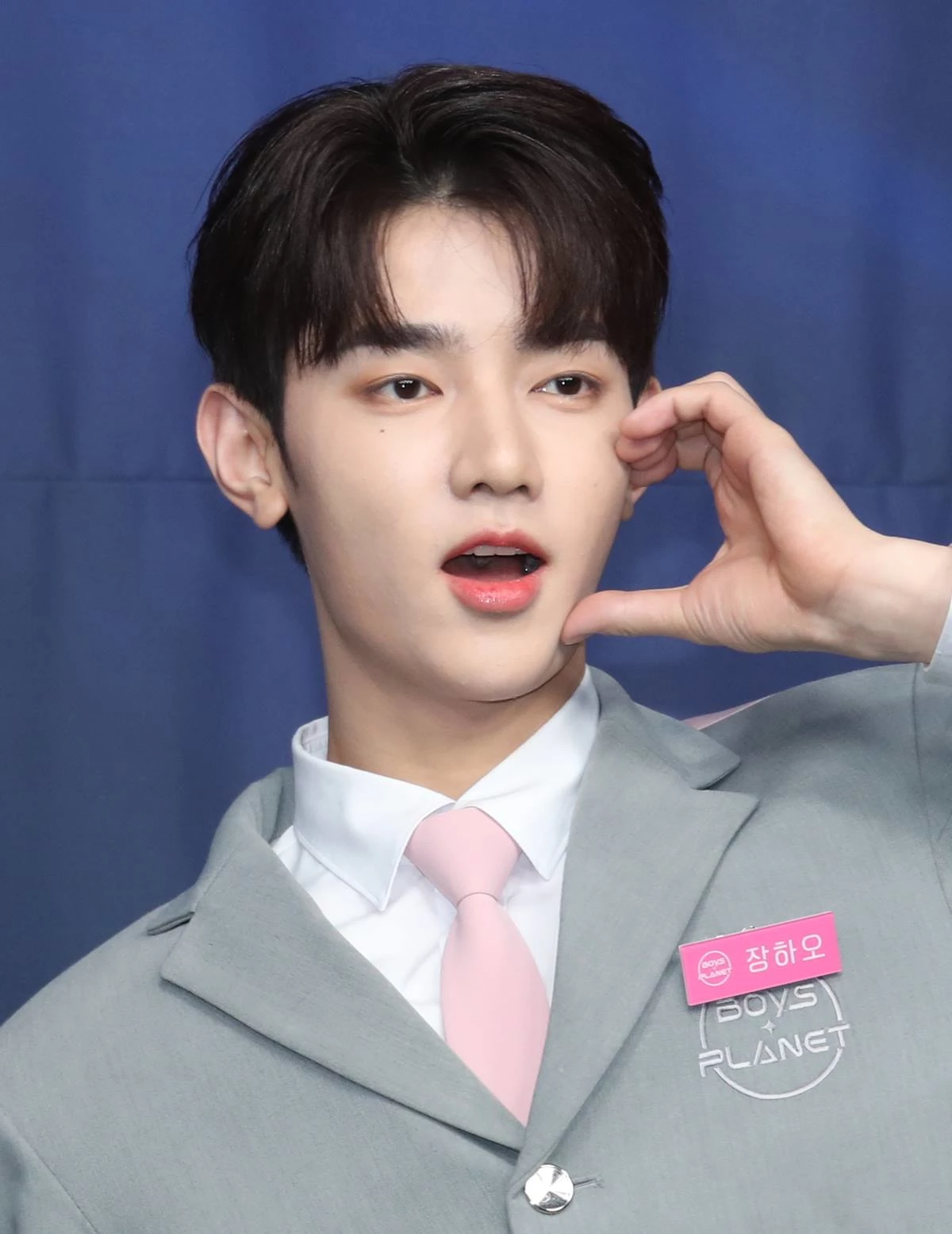 연습생 장하오가 지난달 29일 서울 CJ E&M CENTER 에서 열린 Mnet ‘보이즈 플래닛’ 생존자 신고식에서 포즈를 취하고 있다.