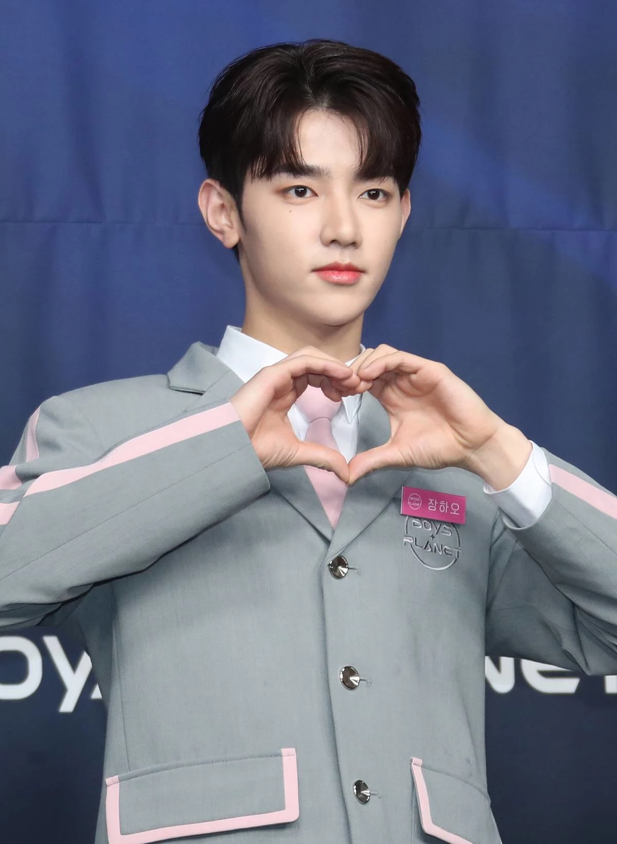 연습생 장하오가 지난달 29일 서울 CJ E&M CENTER 에서 열린 Mnet ‘보이즈 플래닛’ 생존자 신고식에서 포즈를 취하고 있다.