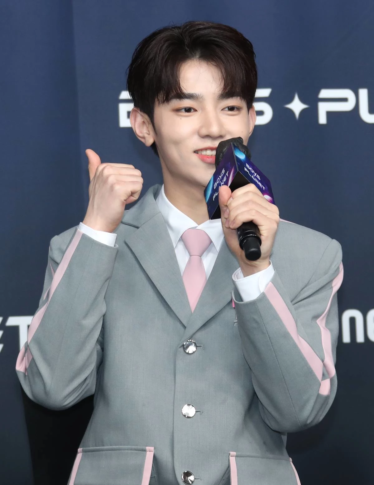 연습생 장하오가 지난달 29일 서울 CJ E&M CENTER 에서 열린 Mnet ‘보이즈 플래닛’ 생존자 신고식에서 인사를 하고 있다.