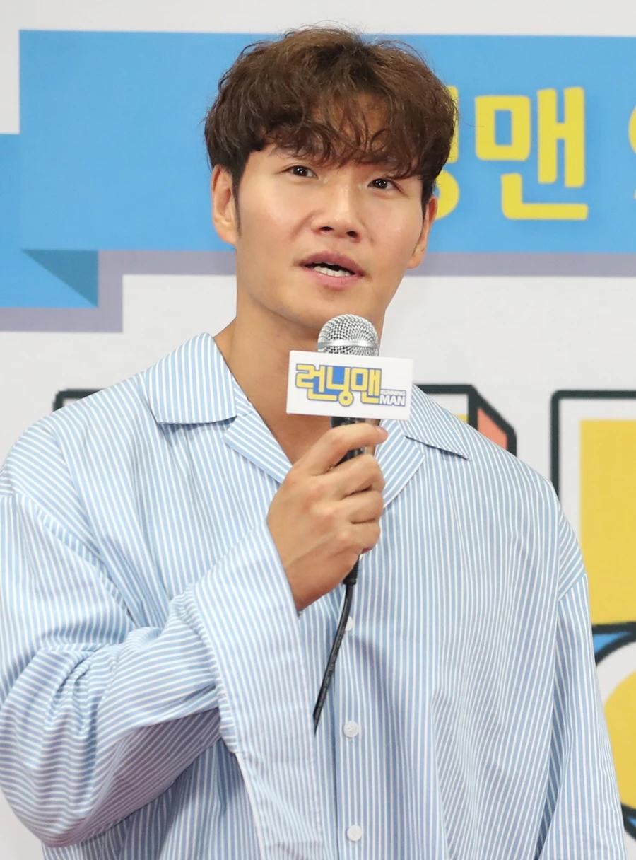 김종국이 2019년 8월 26일에 서울 서대문구 이화여대 대강당에서 열린 SBS 런닝맨 9주년 기념 팬 미팅 '런닝구' 포토월 행사에서 인사말을 하고 있다.