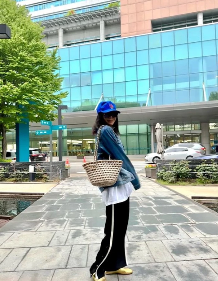 서울아산병원 앞에서 사진 찍는 이혜영 / 이하 이혜영 인스타그램