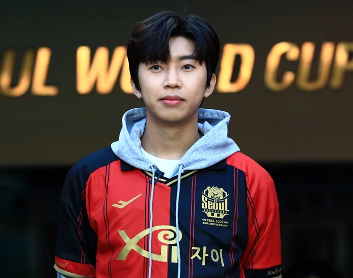 임영웅이 2023 하나원큐 K리그1 6라운드 FC서울과 대구FC의 경기에서 승리 기원 시축을 위해 그라운드로 나와 대기하고 있다. / 이하 뉴스1