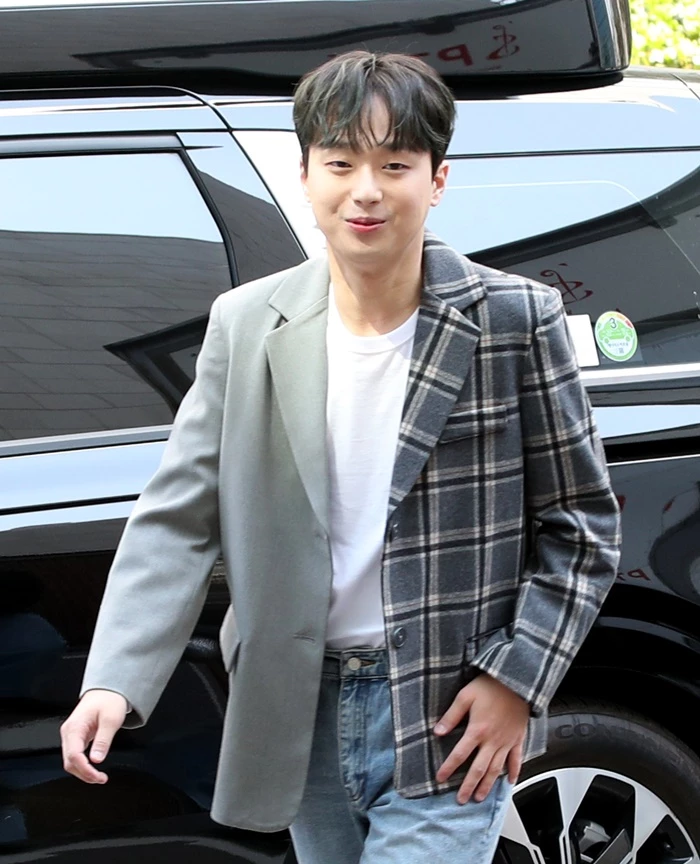 이찬원이 KBS '불후의 명곡' 녹화를 위해 방송국으로 들어서고 있다.