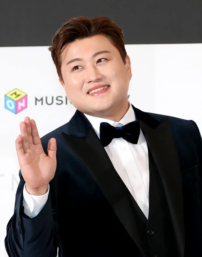 김호중이 '2022 더팩트 뮤직 어워즈' 레드카펫 행사에서 포즈를 취하고 있다.
