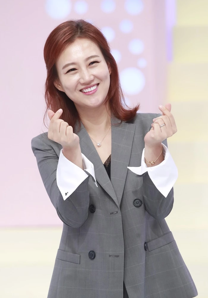 장윤정이 '찐어른 미팅: 사랑의 재개발' 녹화를 마치고 포즈를 취하고 있다.