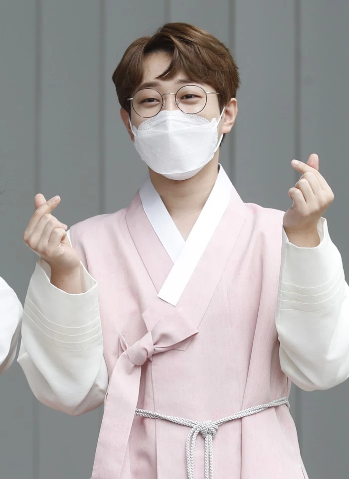안성훈이 '더 트롯쇼’ 녹화 출근길에 참석해 포즈를 취하고 있다.