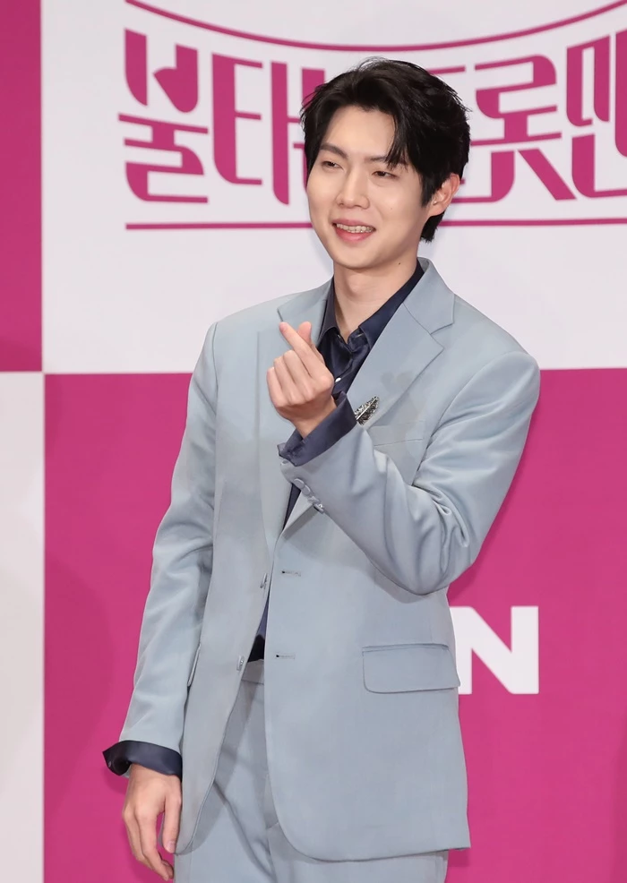 손태진이 '불타는 트롯맨' 톱7의 기자간담회에서 포즈를 취하고 있다.