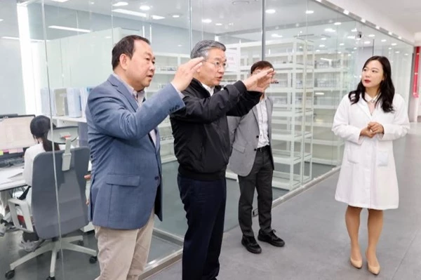 (주)옵트바이오 보도사진 : 김종호 기술보증기금 이사장(왼쪽 두번째)과 차훈 (주)옵트바이오 의장(왼쪽 첫번째) / 사진제공=기보