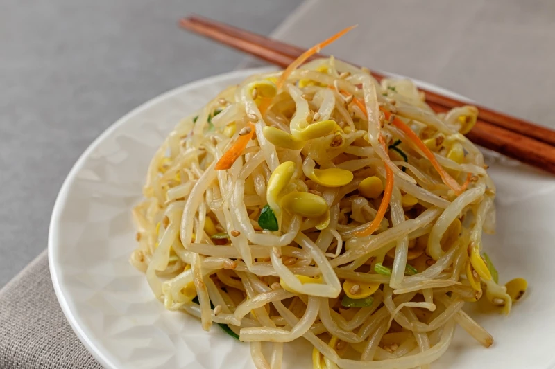 무침, 볶음, 국 등 다양한 요리 재료로 쓰이는 콩나물 / SUNG MIN-Shutterstock.com