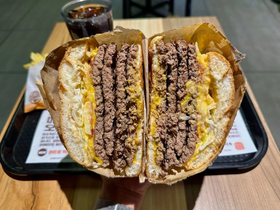 버거킹 신메뉴 '콰트로 맥시멈 이하 생략' 실제 사진. / 버거킹 트위터