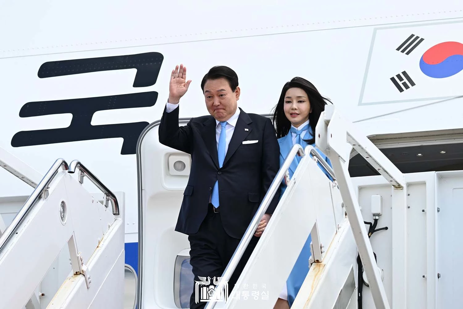윤석열 대통령 부부가 25일 미국 워싱턴 공항에 도착했다. / 이하 사진=대통령실 제공