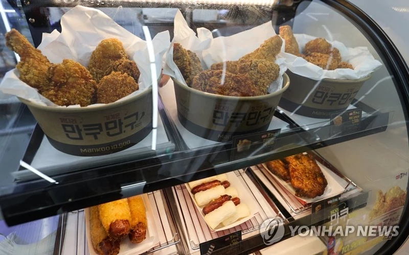이하 서울  시내 세븐일레븐에서 판매 중인 즉석조리 치킨 모습 / 이하 연합뉴스